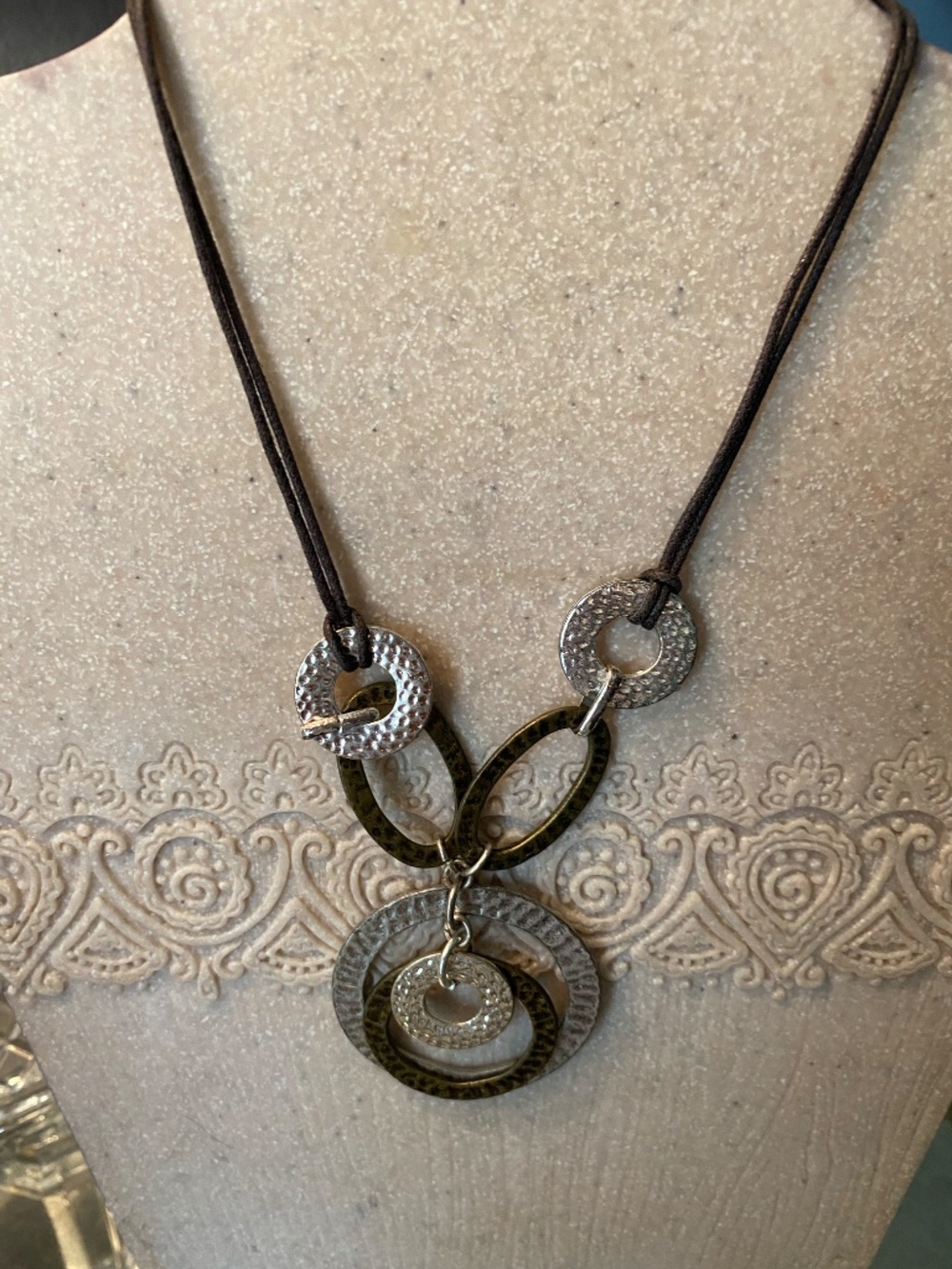 VTG AVON DISC NECKLACE - Picture 3 of 4